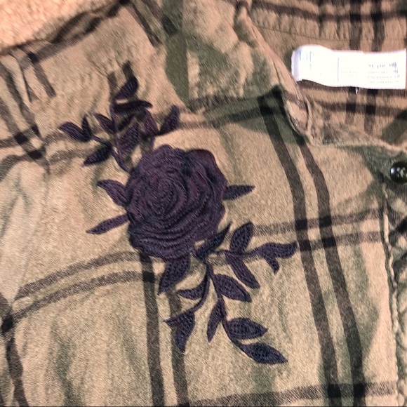COPY - Boys/girls button up green blouse with a black rose - XL - Picture 3 of 3